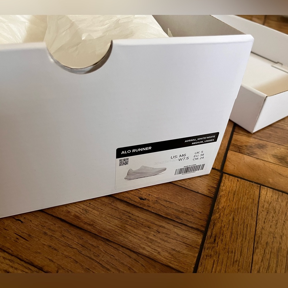 Brand NEW ALO runner - white, W7.5
